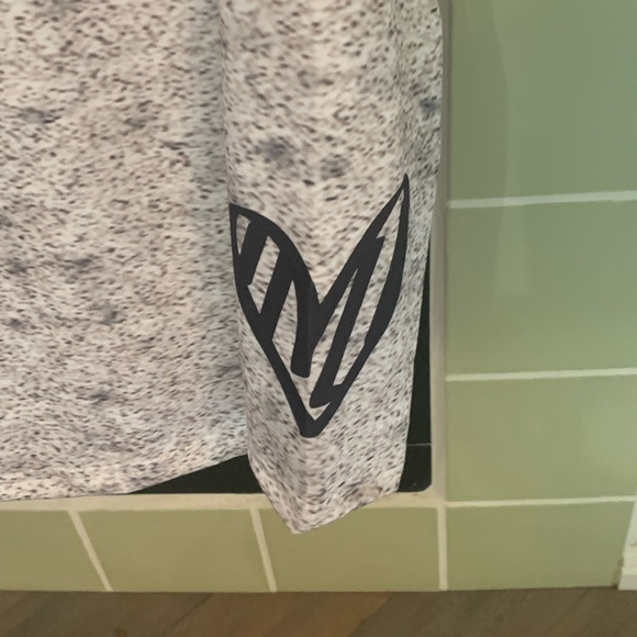 CUTE TOP WITH HOOD. (NEW) - Picture 8 of 9